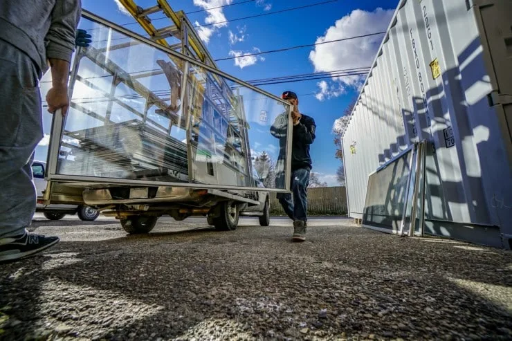 Laminated glass vs plexiglass: most effective soundproofing material 